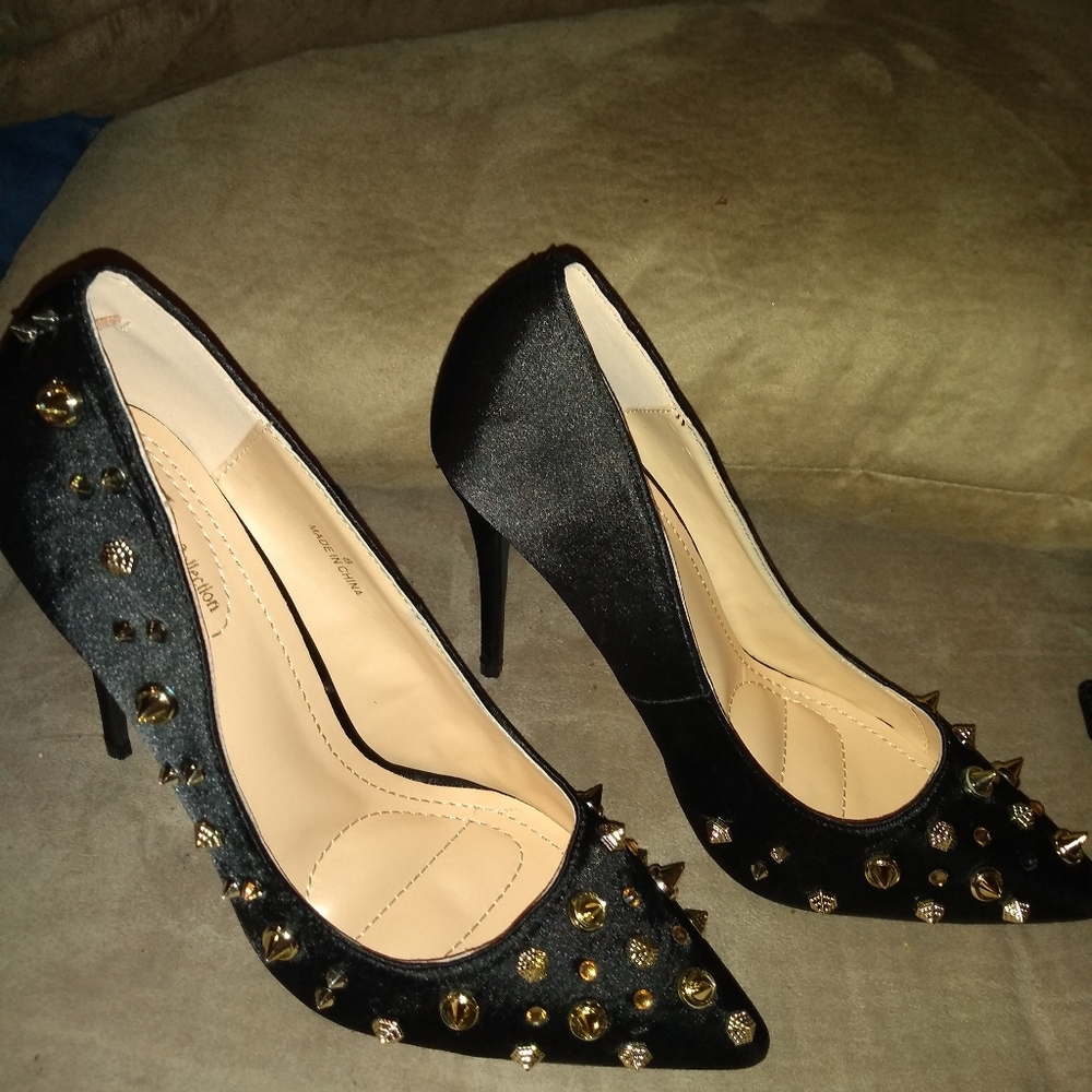 Black spiked pumps
